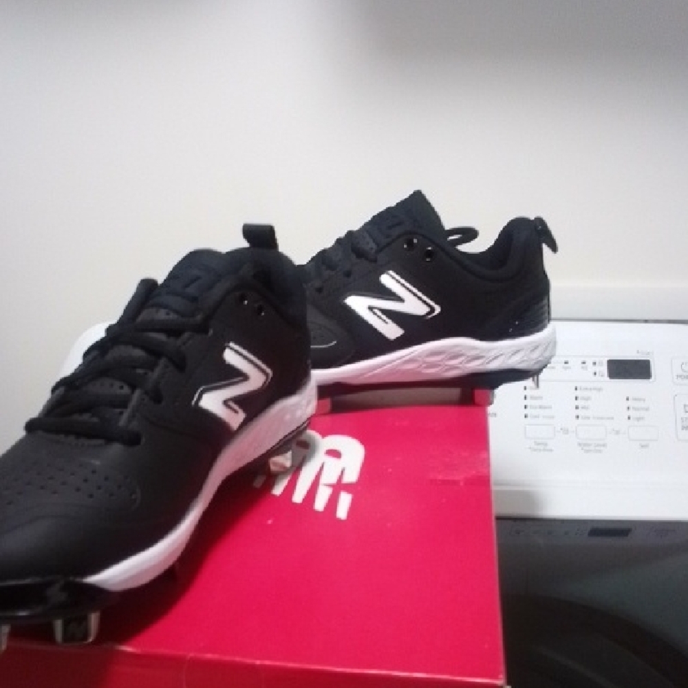 NWT NIB New Balance Black and White Softball sneakers